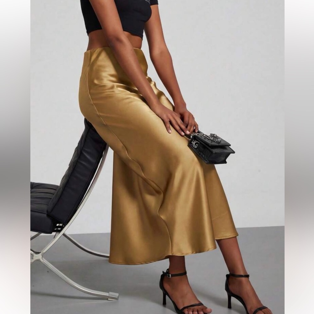 Elegant Gold Satin Effect Maxi Skirt - Picture 3 of 4